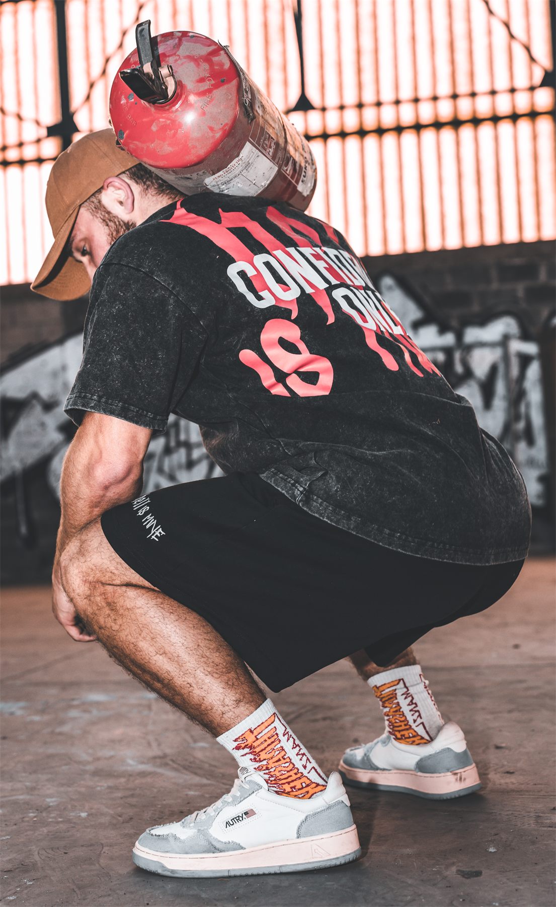 Séance photo mode streetwear dans un hangar industriel