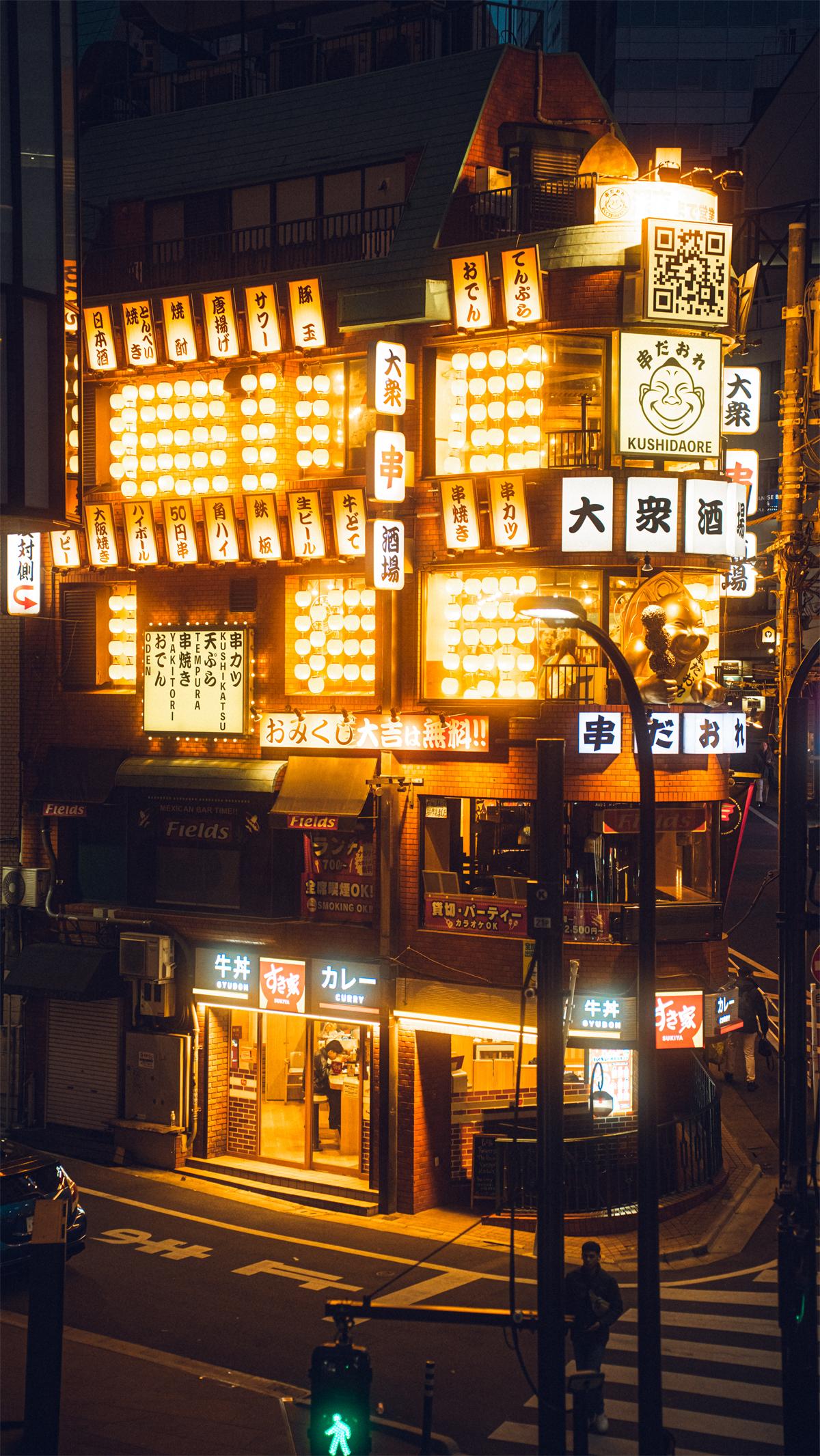 Rue commerçante japonaise illuminée d'enseignes au néon
