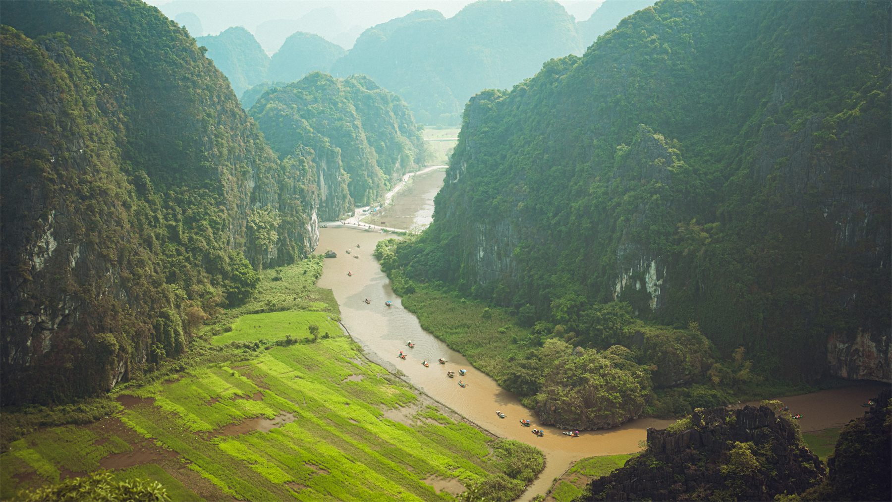 Barques amarrées sur la rivière à Ninh Binh, au Vietnam