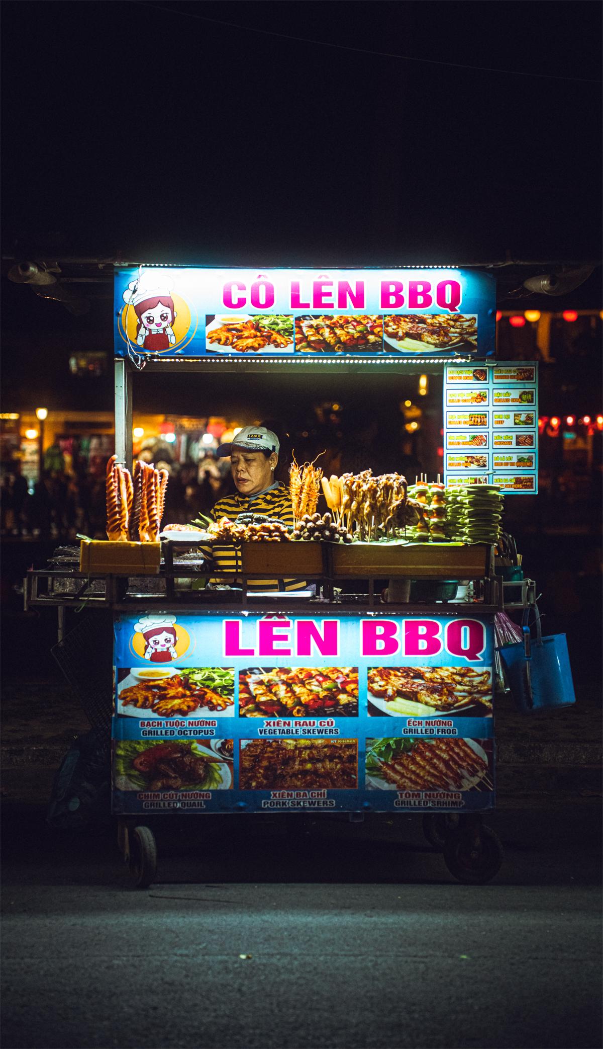 Étal de cuisine de rue en pleine préparation
