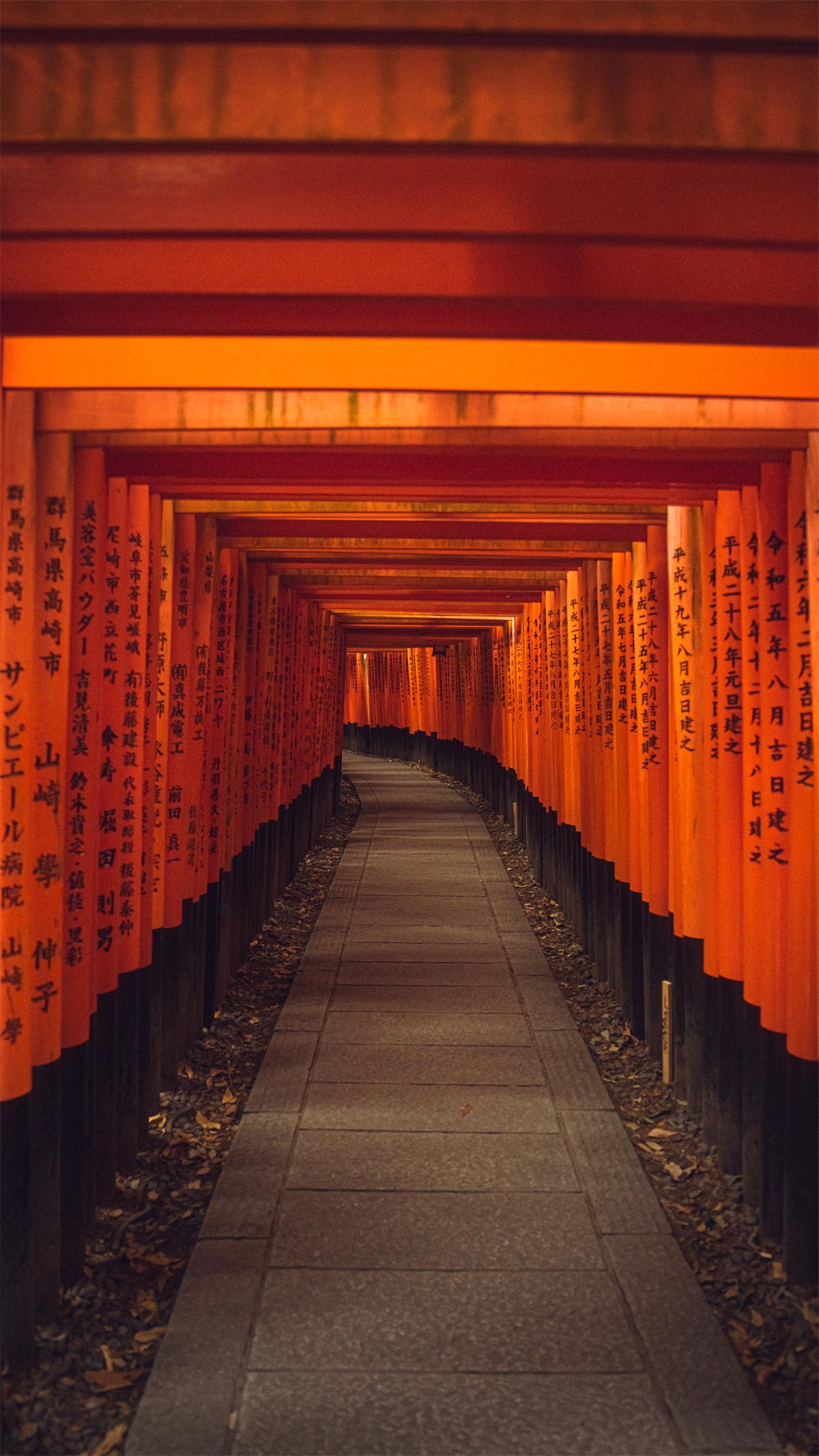 Allée de portiques torii rouges au sanctuaire Fushimi Inari